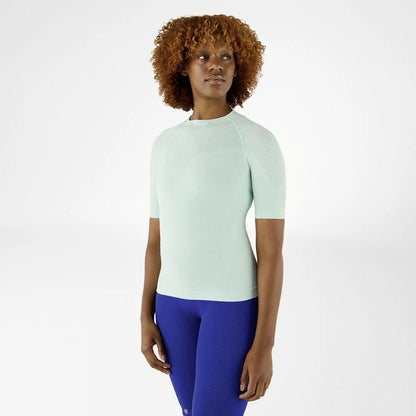 Kvinna i turkos Bauerfeind Sports Compression kortärmad tröja, framifrån