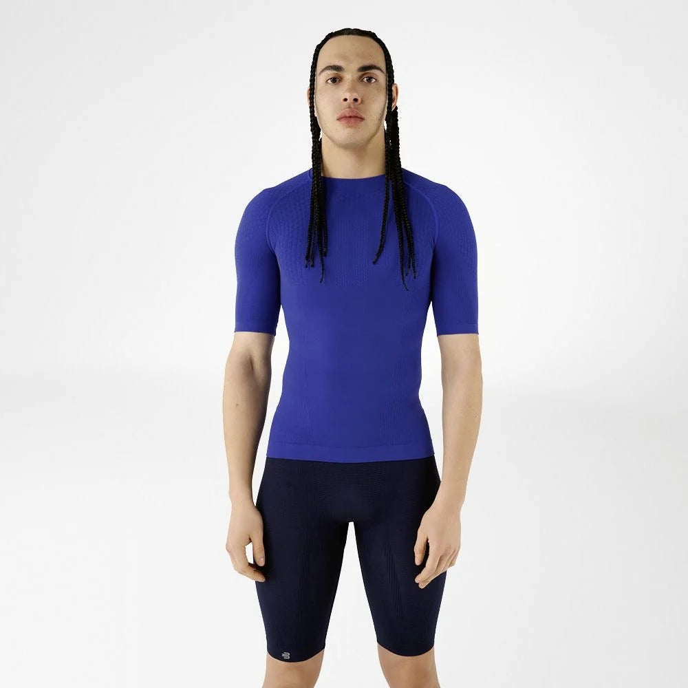 Man i blå Bauerfeind Sports Compression kortärmad tröja, framifrån