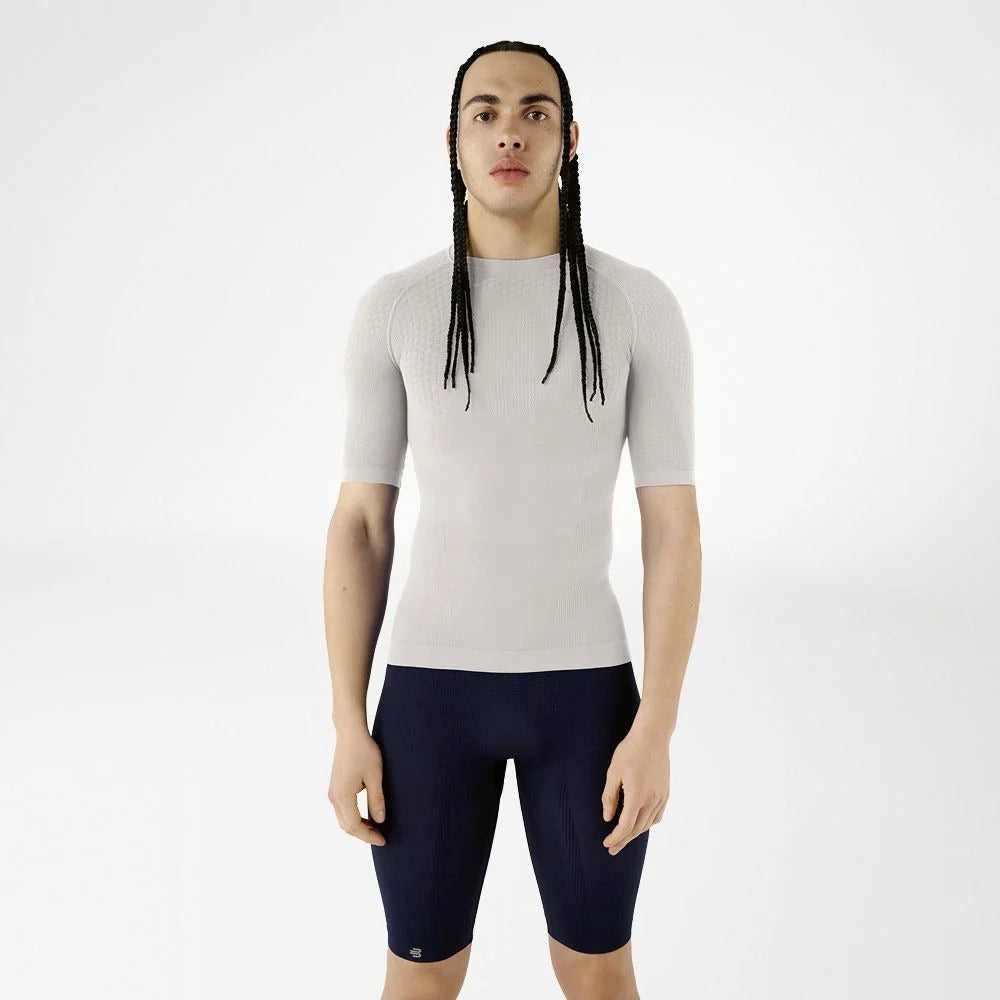 Man i silverfärgad Bauerfeind Sports Compression kortärmad tröja, framifrån