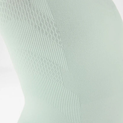 Närbild på stickningen med 3D Power Dots på den turkosa tröjan