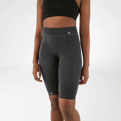 Bauerfeind Sports Compression Shorts dam i antracit, framifrån på modell