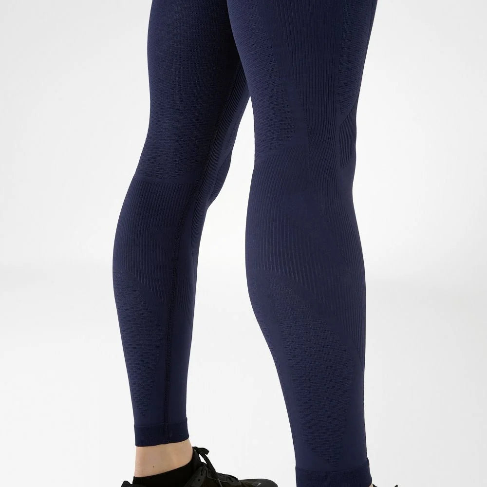 Närbild på underben och vader i marinblå kompressionstights