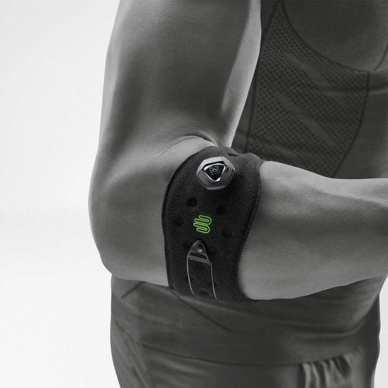 Bauerfeind Sports Elbow Strap i svart på underarmen nedanför armbågen