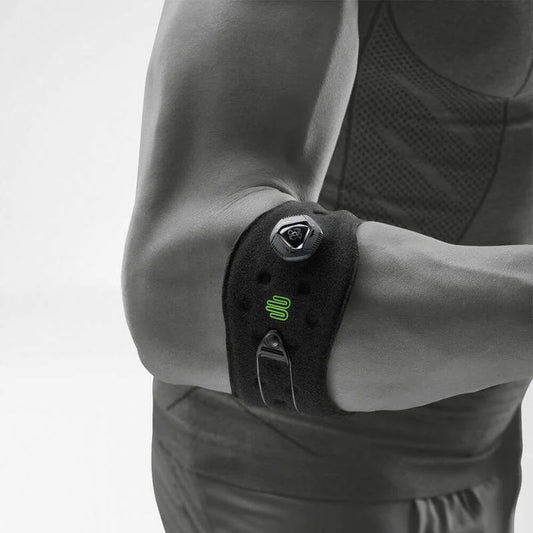 Bauerfeind Sports Elbow Strap i svart på underarmen nedanför armbågen