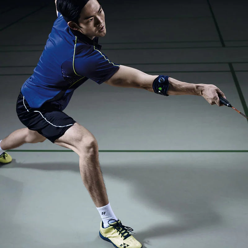 Badmintonspelare med Bauerfeind Sports Elbow Strap på armen