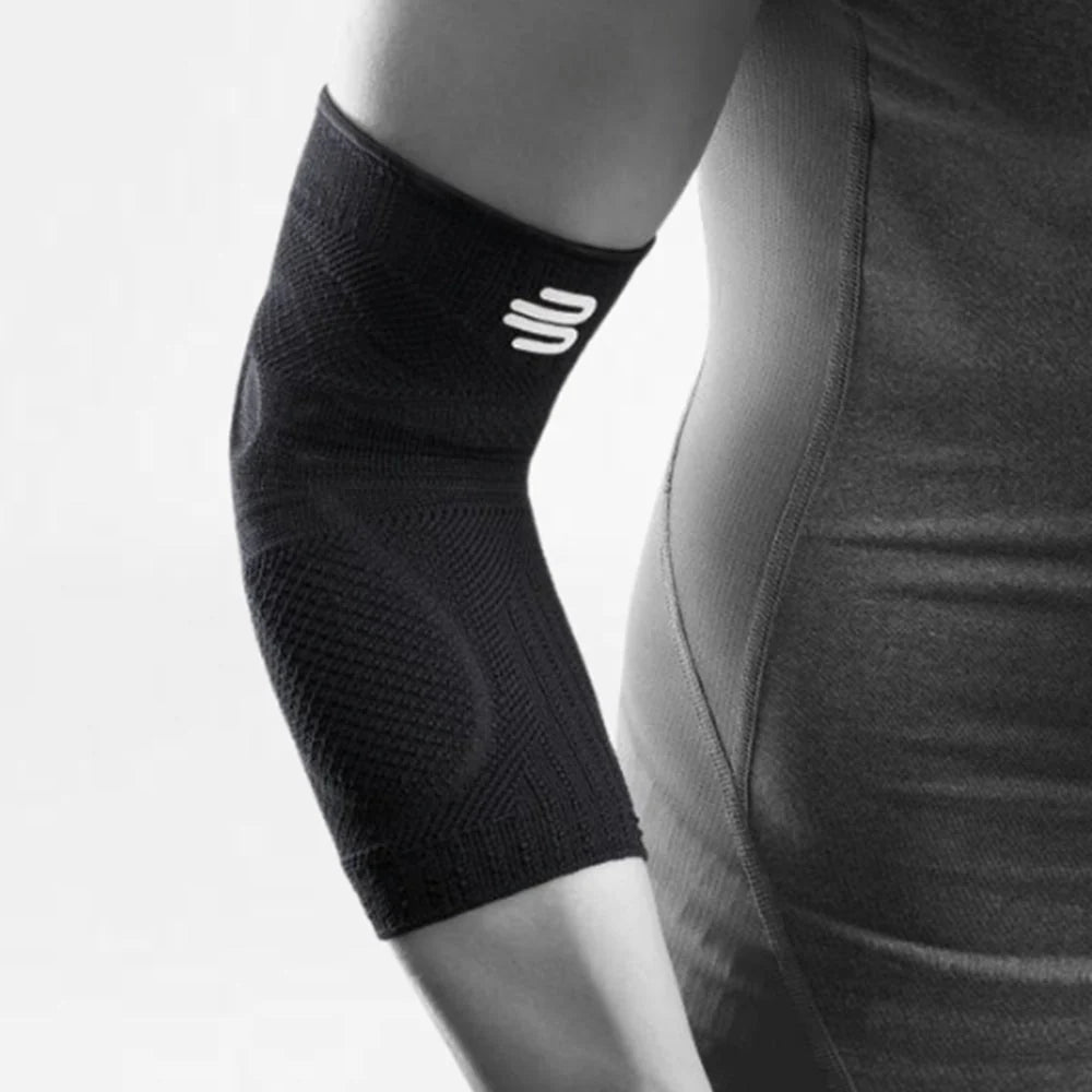 Bauerfeind Sports Elbow Support i helt svart på böjd arm