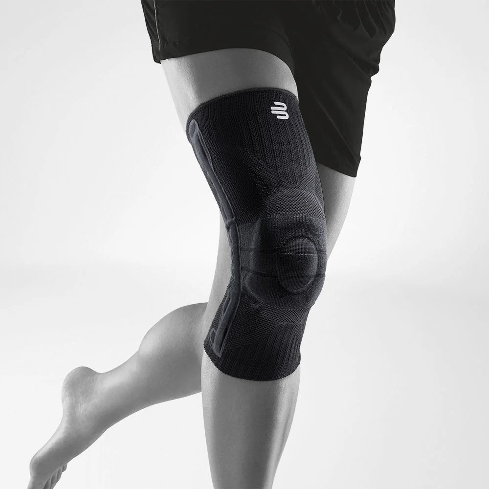 Bauerfeind Sports Knee Support i helt svart på knä