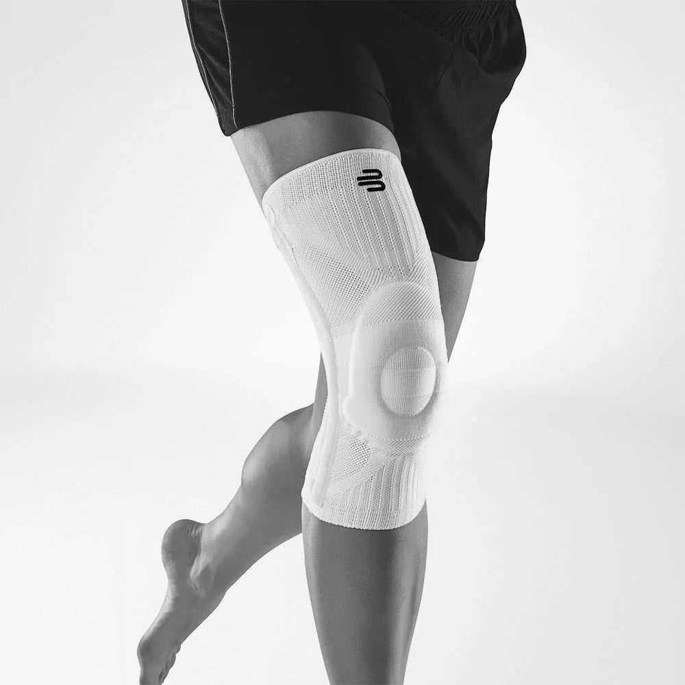 Bauerfeind Sports Knee Support i helt vitt på knä