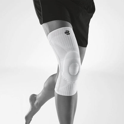 Bauerfeind Sports Knee Support i helt vitt på knä