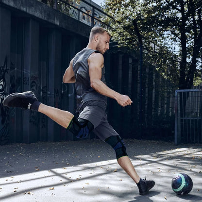 Fotbollsspelare sparkar en boll med Sports Knee Support på knät