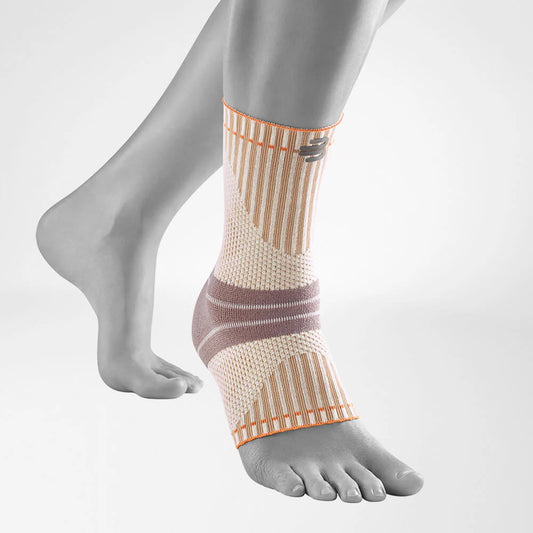 Bauerfeind Sports Outdoor Ankle Support i sandsten på foten, sett från sidan