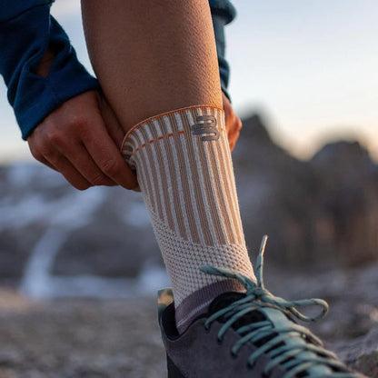Vandrare drar på sig Bauerfeind Outdoor Ankle Support i bergsmiljö