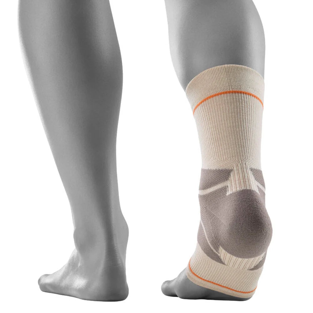 Bauerfeind Outdoor Compression Ankle Support i sandsten sett bakifrån