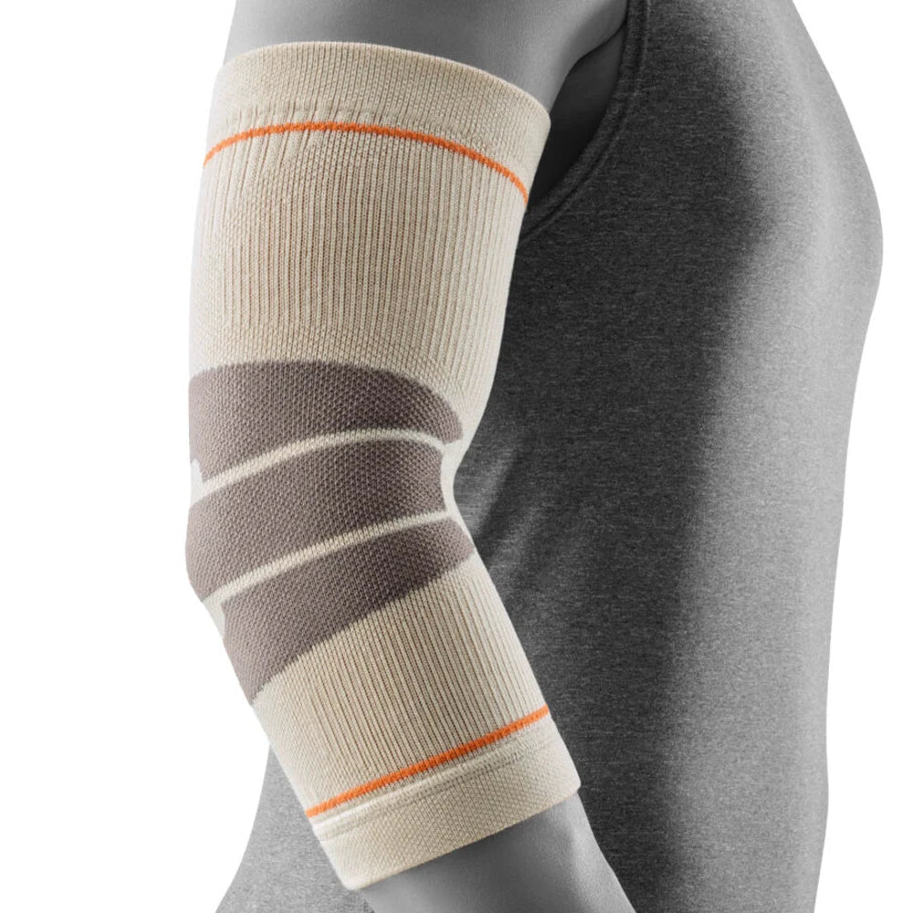 Bauerfeind Sports Outdoor Compression Elbow Support i sandsten på armen, sedd från sidan
