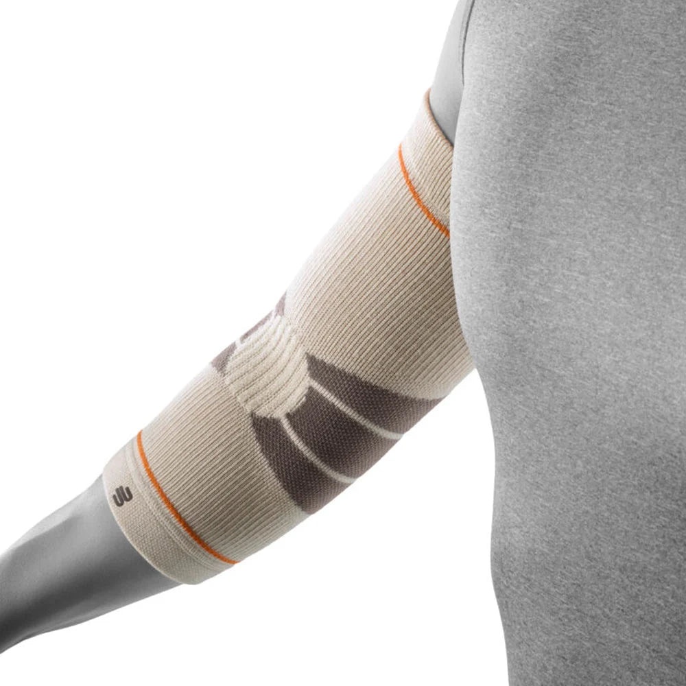 Bauerfeind Outdoor Compression Elbow Support i sandsten sedd från armbågens insida