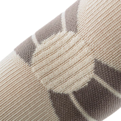 Närbild på stickningen i merinoull på Bauerfeind Outdoor Compression Elbow Support