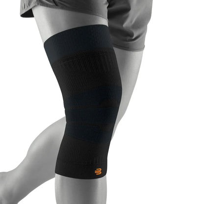 Bauerfeind Sports Outdoor Compression Knee Support i svart på knä, vit bakgrund