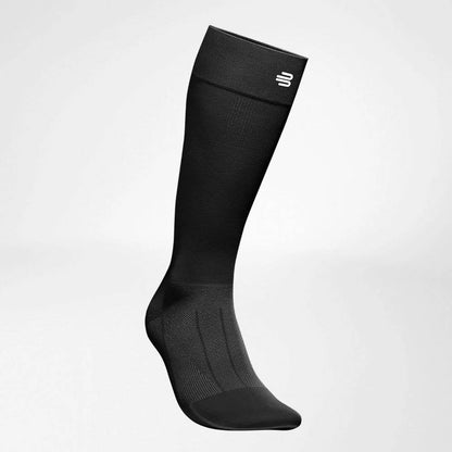 Bauerfeind Sports Recovery kompressionsstrumpa i svart, sedd från sidan