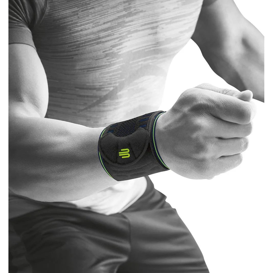 Närbild på handled med Sports Wrist Strap i svart