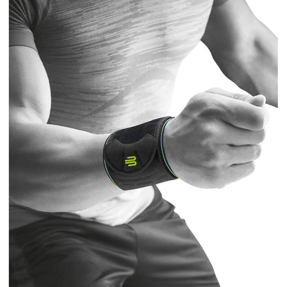 Närbild på handled med Sports Wrist Strap i svart