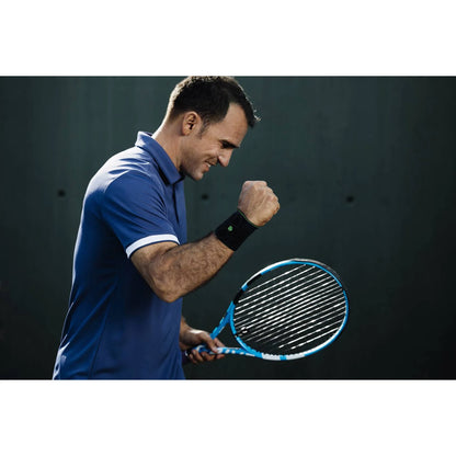Tennisspelare med Sports Wrist Strap i svart på handleden