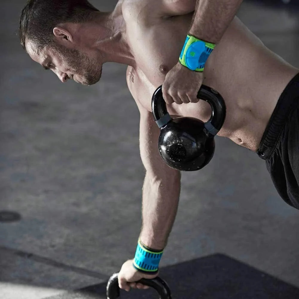 Person tränar med kettlebells och bär Sports Wrist Strap i blått