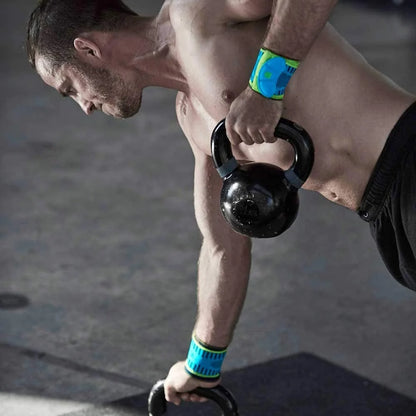 Person tränar med kettlebells och bär Sports Wrist Strap i blått