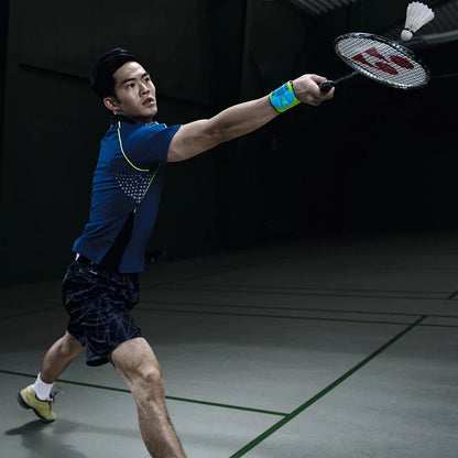Badmintonspelare med Sports Wrist Strap i blått på handleden