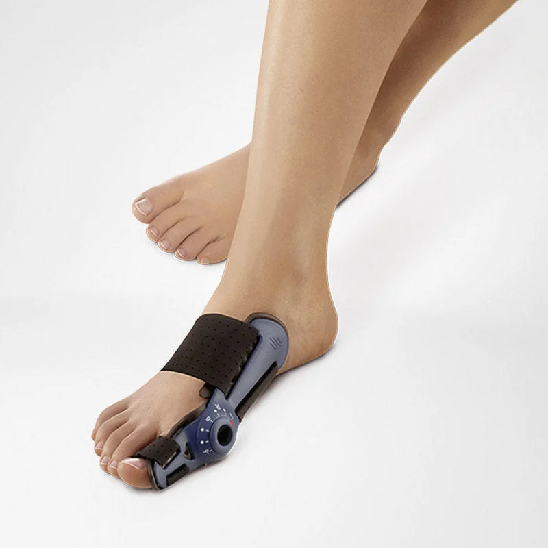 Bauerfeind ValguLoc II hallux valgus-ortos på foten, sedd snett från sidan