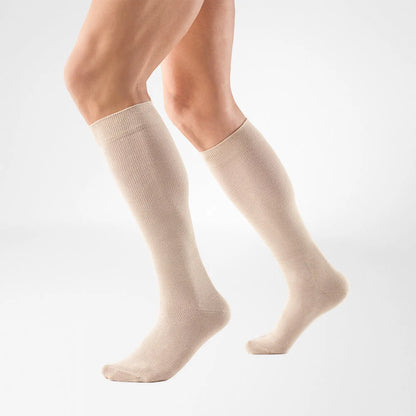 Bauerfeind VenoTrain Act Microfiber knähög kompressionsstrumpa i beige