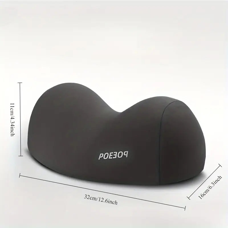 Ergonomisk nackkudde i mjukt material på vit bakgrund