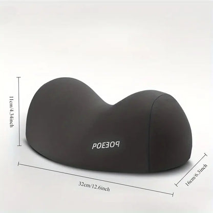 Ergonomisk nackkudde i mjukt material på vit bakgrund