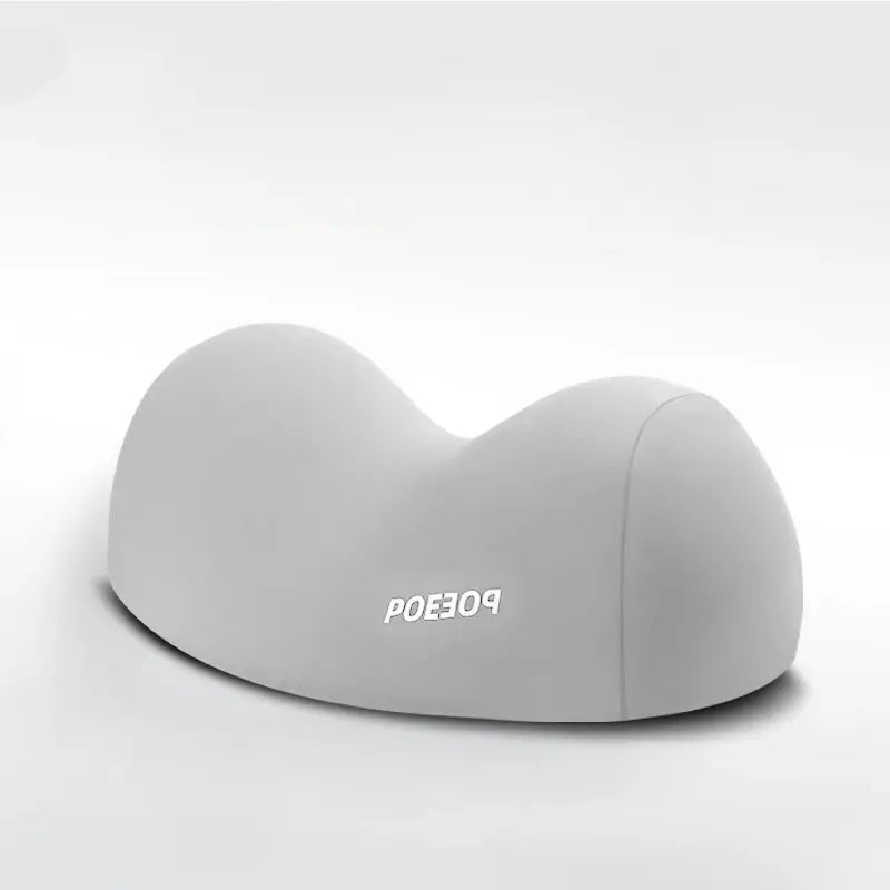 Bild på ergodream nackkudde i färgen ljusgrå.