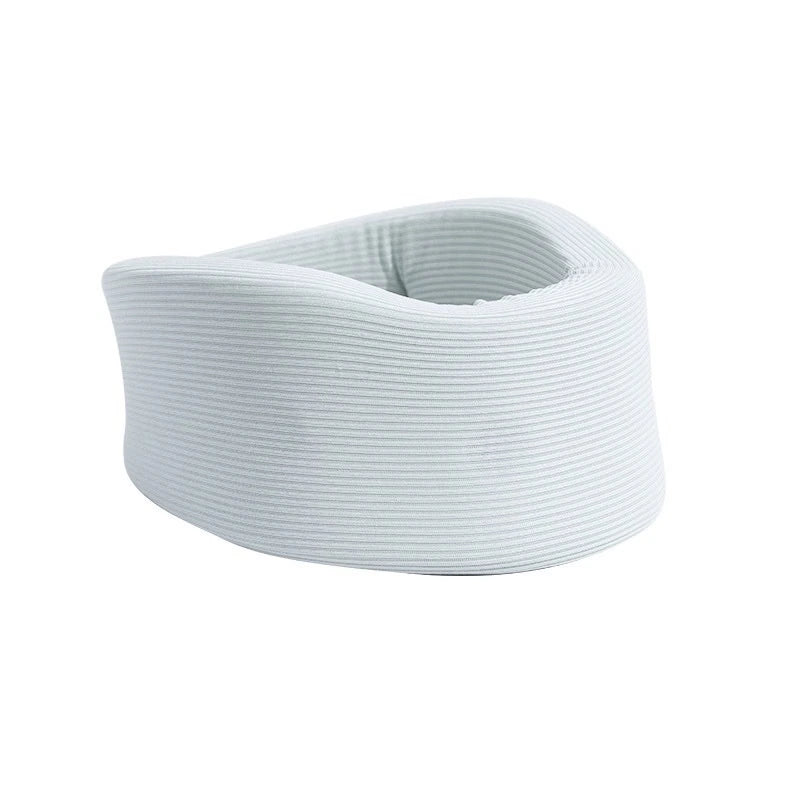 Ergonomiskt nackstöd i ribbat, mjukt material som ger stabilt stöd för nacke och hals.
