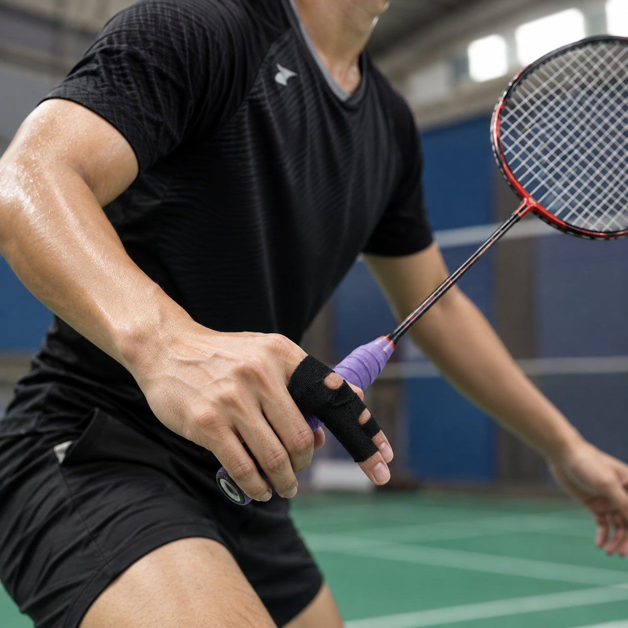 Svart fingertejp som stabiliserar två fingrar under badmintonspel.