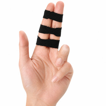 Svart fingertejp applicerad runt två intilliggande fingrar, visad från handflatan.