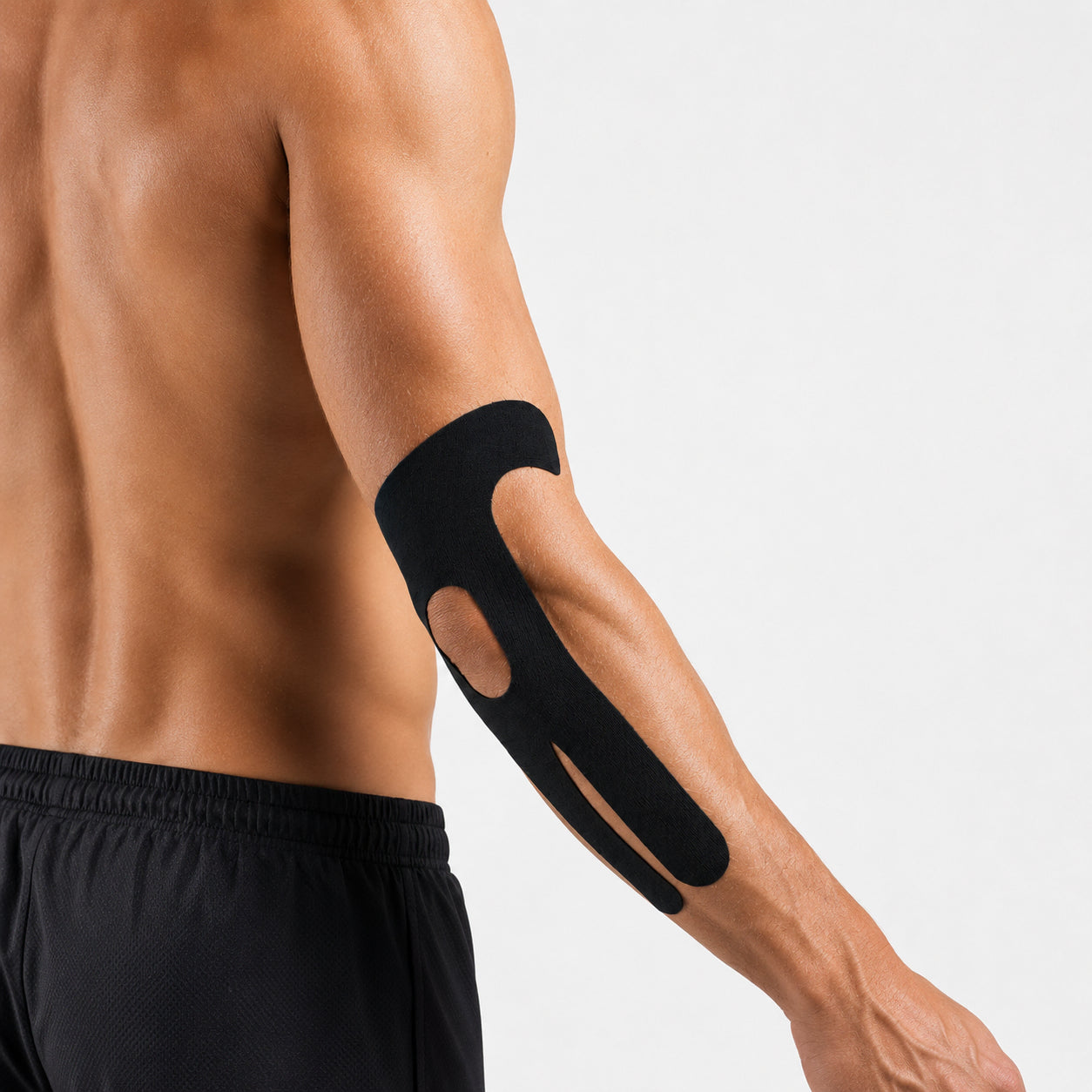 Man med förklippt kinesiologitejp för armbåge.