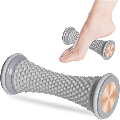 Fotmassagerulle med strukturmönster som stimulerar fotsulan. En fot rullas över massagerullen för att lindra trötthet, öka blodcirkulationen och minska stelhet.