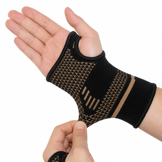 Handledsstöd med kompression i elastiskt och ventilerande material som ger stöd och stabilitet för handled och tumme.