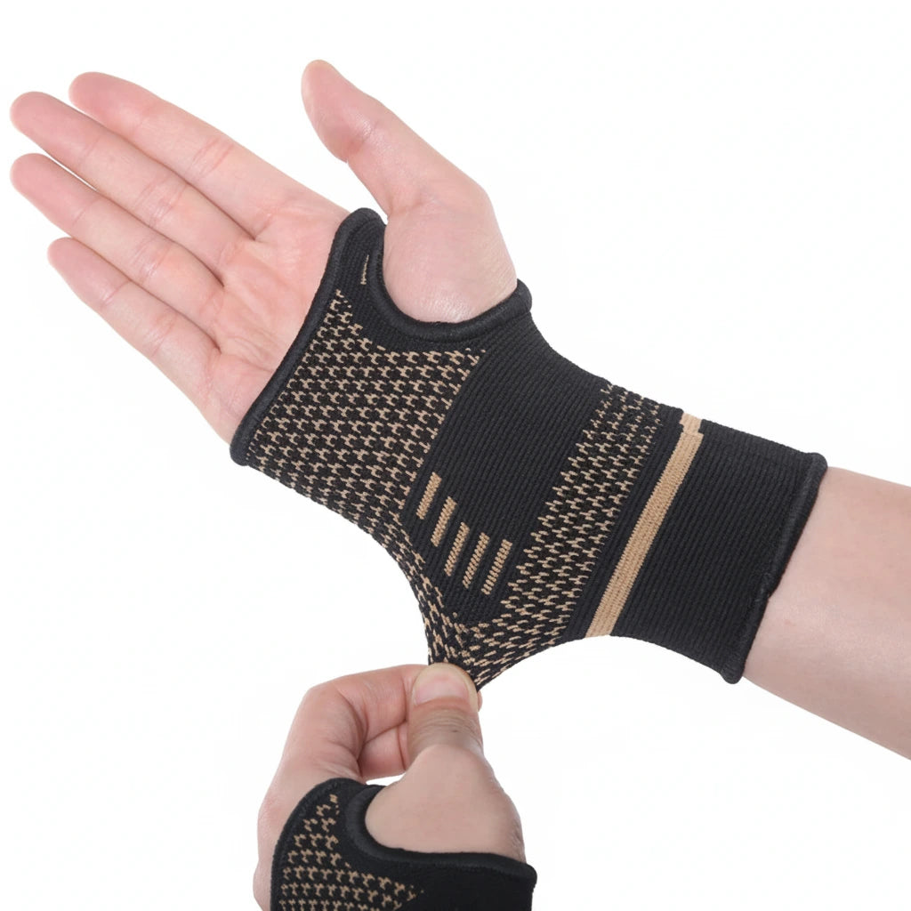 Handledsstöd med kompression som ger stöd runt handleden, visat på hand.