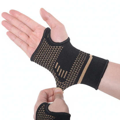 Handledsstöd med kompression som ger stöd runt handleden, visat på hand.