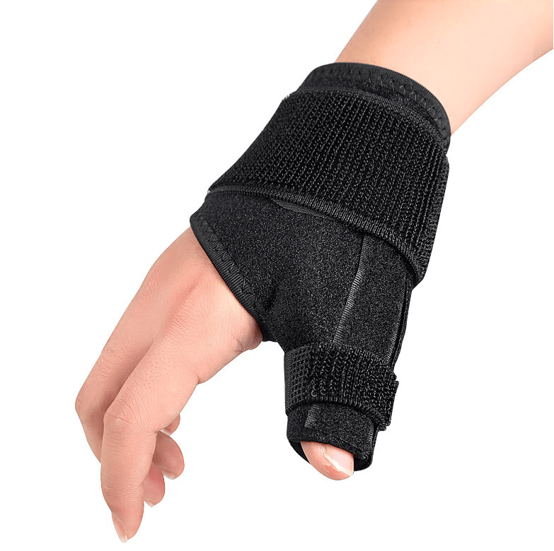 Handledsstöd med tumstöd buret på hand