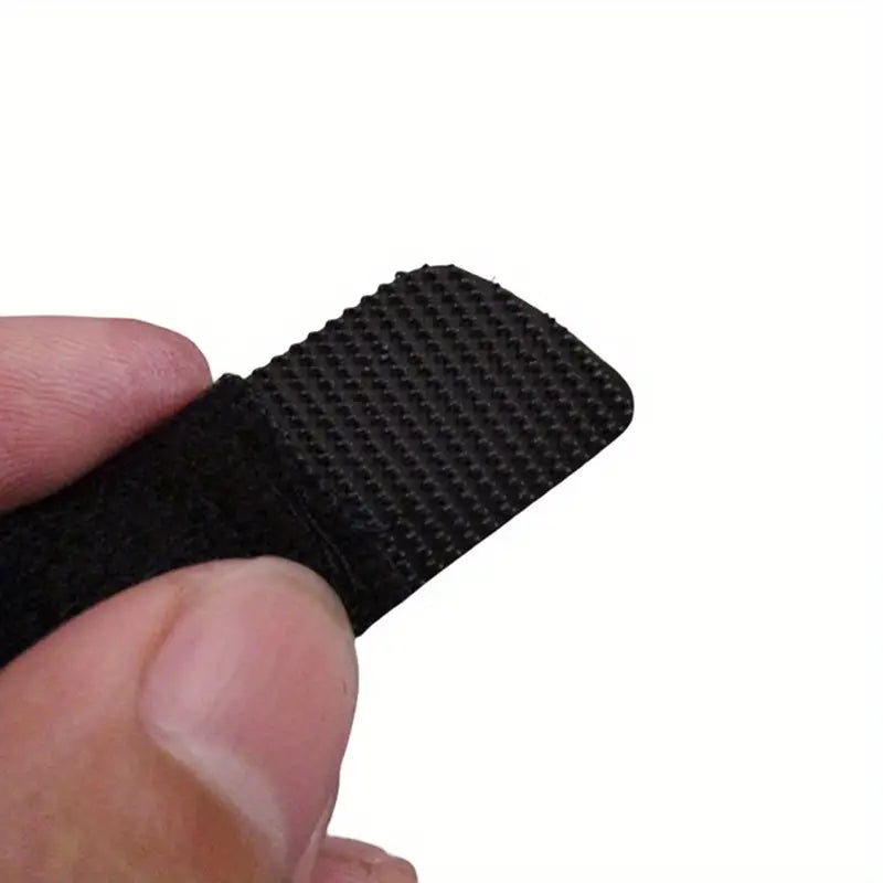 Justerbar fingerskena som fästes med kardborrband.