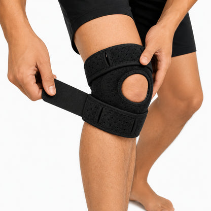 Person som justerar remmen på ett knästöd med patellaöppning för individuell passform.