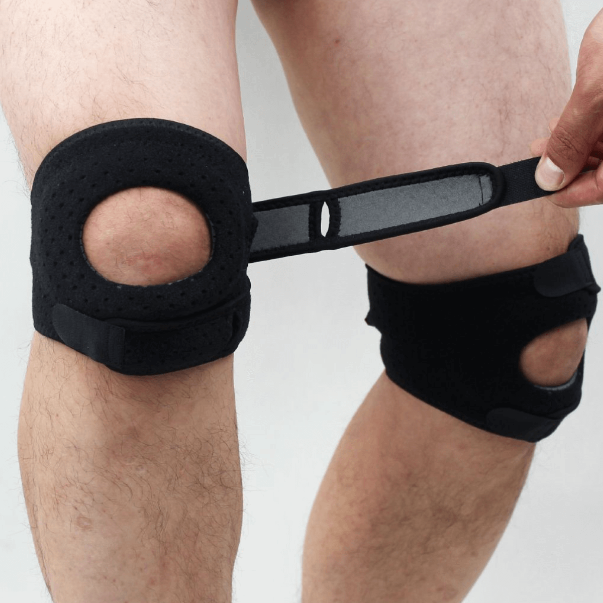 Knästöd med elastiska band för individuell passform