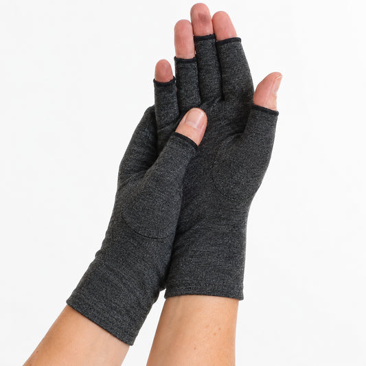 Gråa kompressionshandskar med öppna fingrar för stöd och avlastning av händer och handleder.
