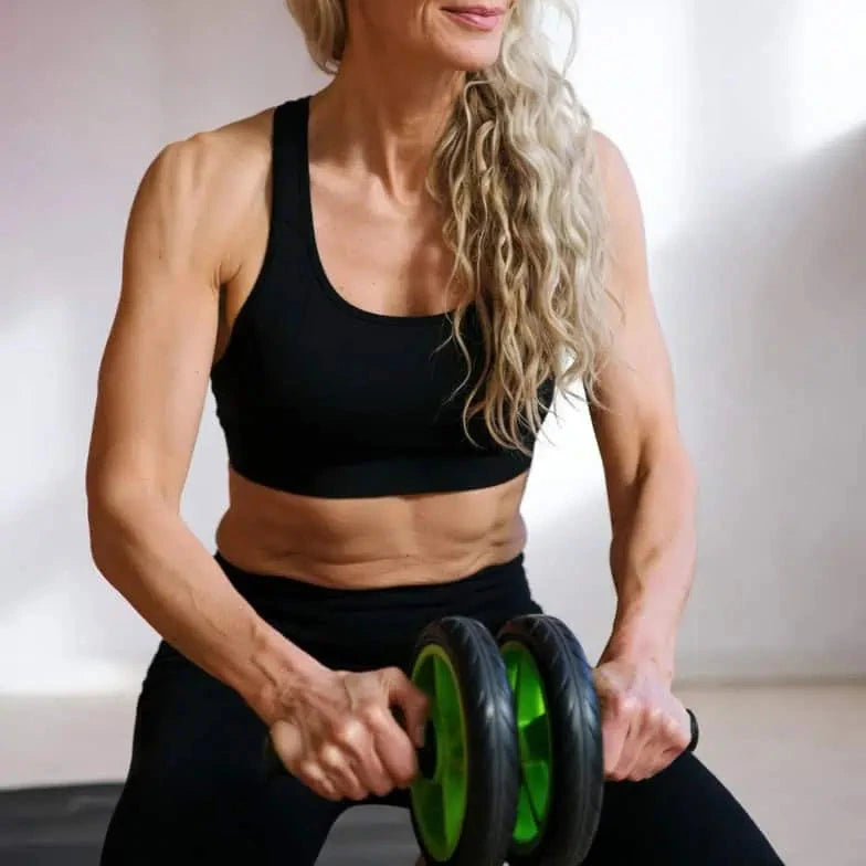 Magtränare med hjul som används i knästående position