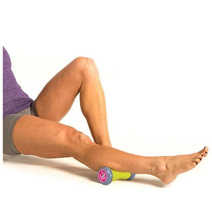 Person som masserar vaden med rulle i sittande position