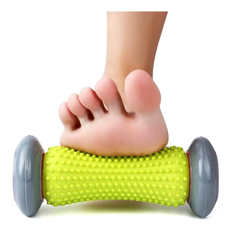 Massagerulle placerad under foten vid rullande rörelse