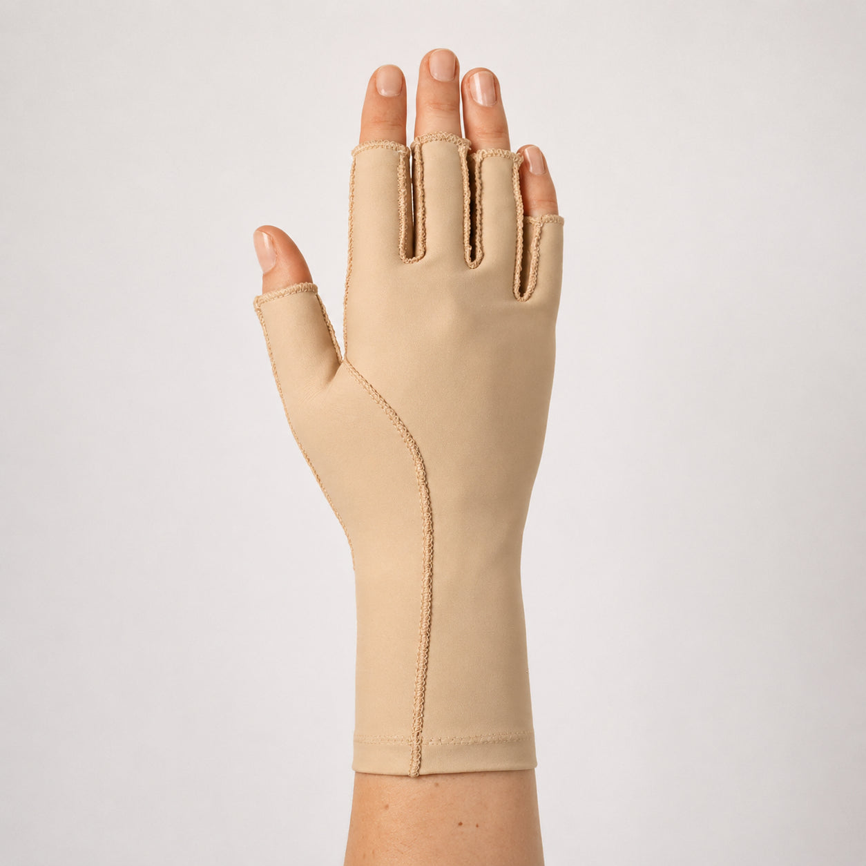 Medicinsk kompressionshandske med öppen fingertoppsdesign för stöd och kompression av hand och handled.